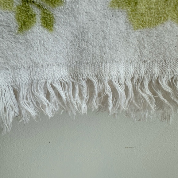 Vintage bath towel💚🤍
Caldwell, made in Canada (tag is intact) - Picture 3 of 10